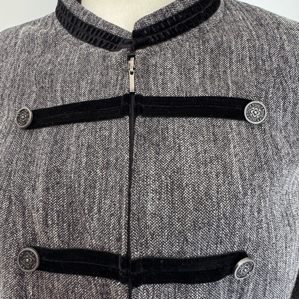 Conrad C Women's Military-Style Jacket with gorgeous buttons. Ptp 23”length22.5” - Picture 8 of 14